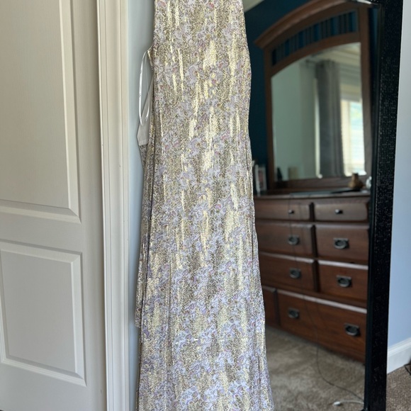 Romantic Charm White and Gold Floral Print Tied back midi dress. Never worn. - Picture 5 of 7